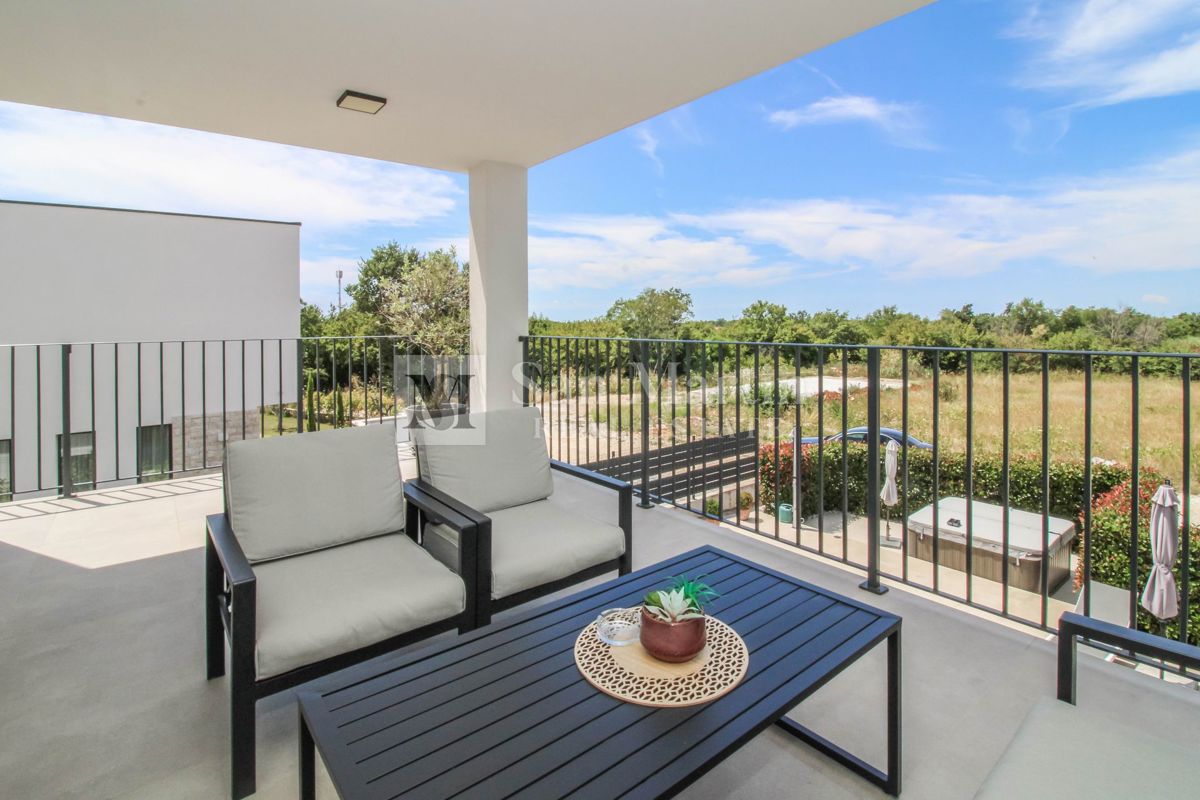 PARENZO, Nuova casa moderna con piscina