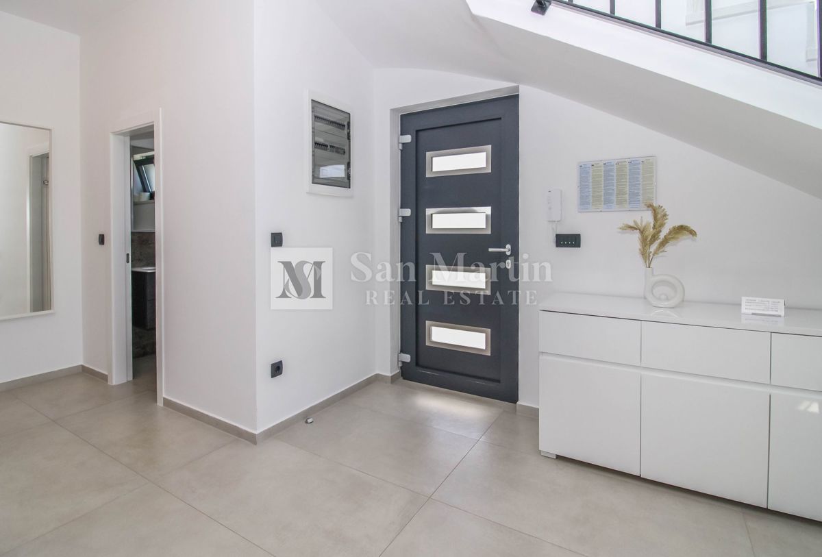 PARENZO, Nuova casa moderna con piscina