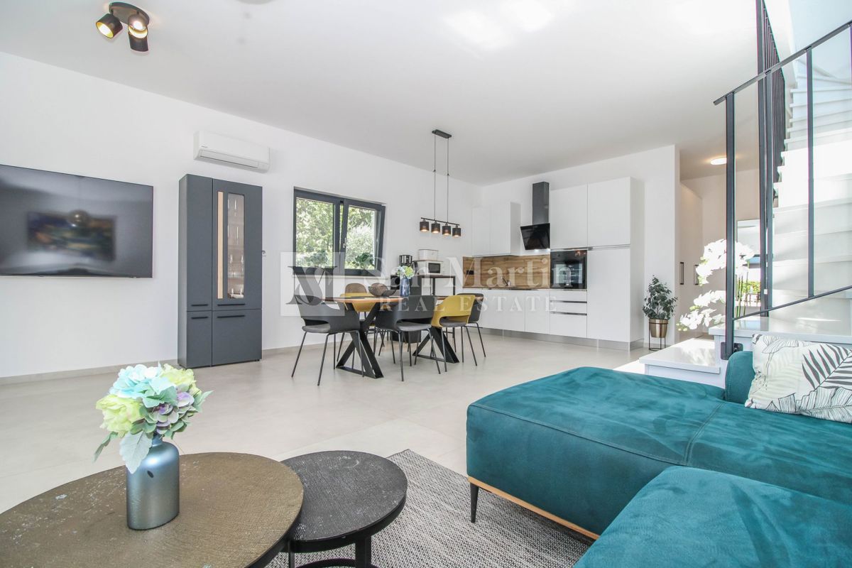 PARENZO, Nuova casa moderna con piscina