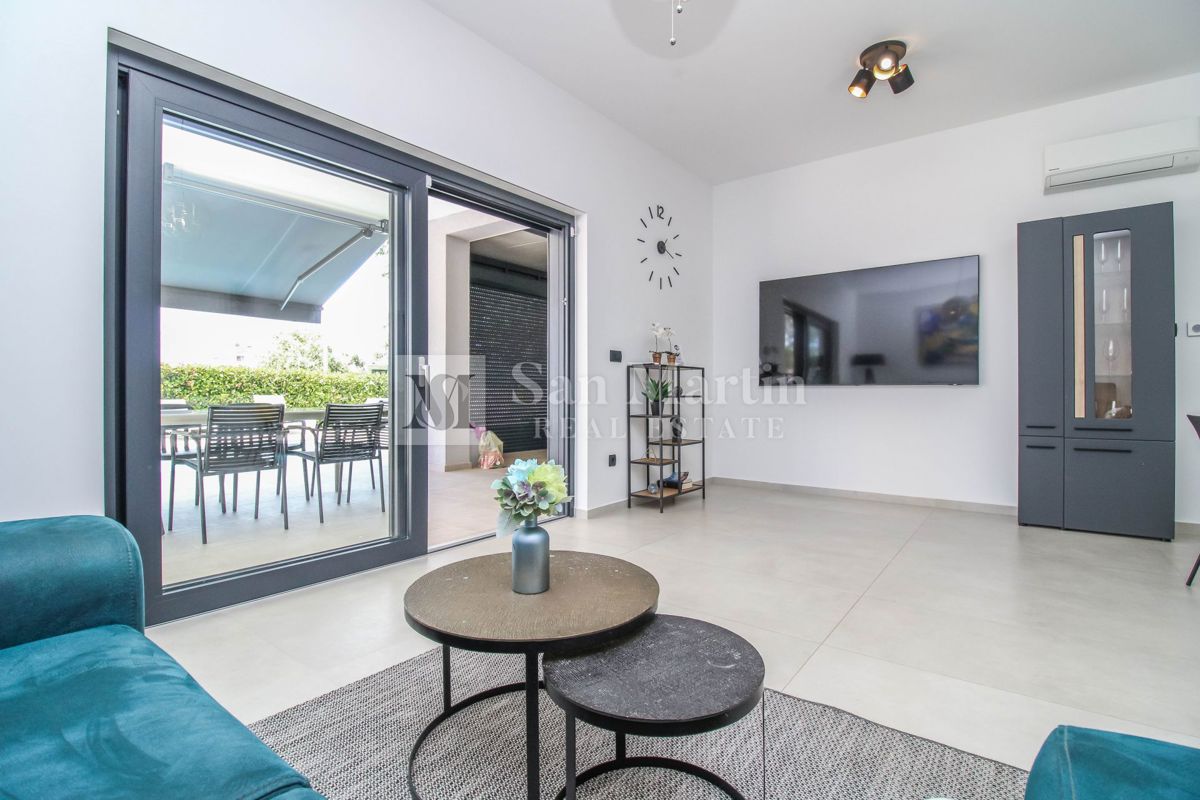 PARENZO, Nuova casa moderna con piscina