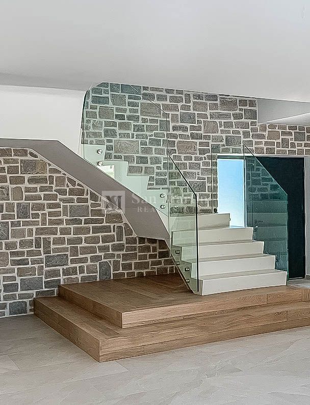 Zona di Parenzo, Casa di lusso con piscina