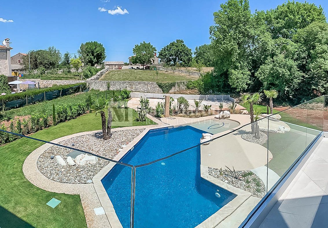 Zona di Parenzo, Casa di lusso con piscina