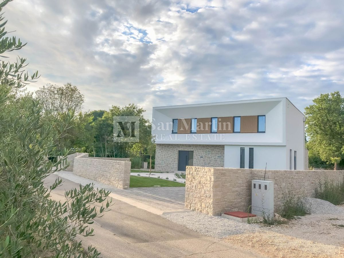 Zona di Parenzo, Casa di lusso con piscina