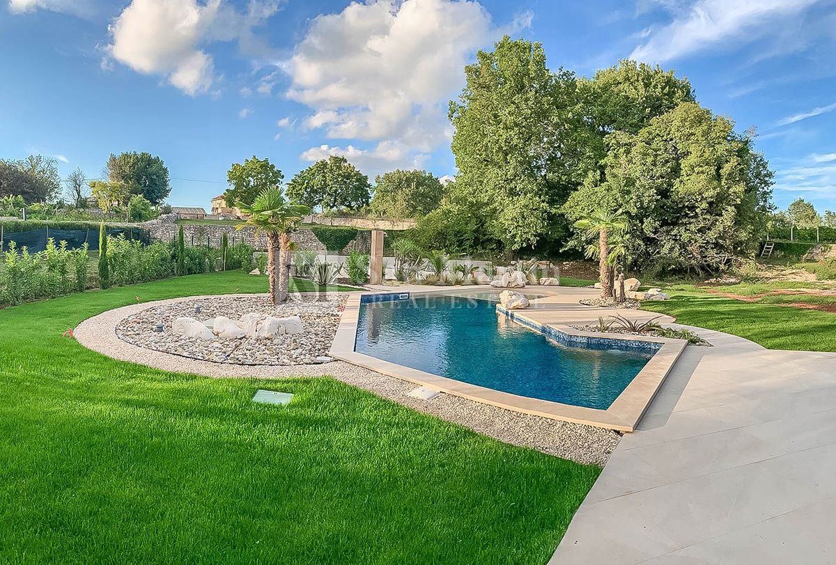 Zona di Parenzo, Casa di lusso con piscina