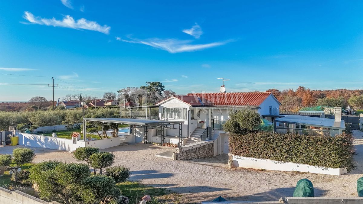 Poreč, dintorni – Casa isolata con un terreno di 3000 m²
