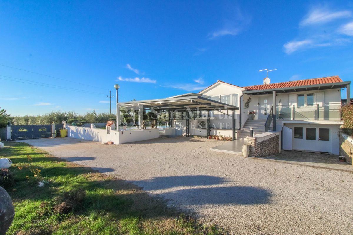 Poreč, dintorni – Casa isolata con un terreno di 3000 m²