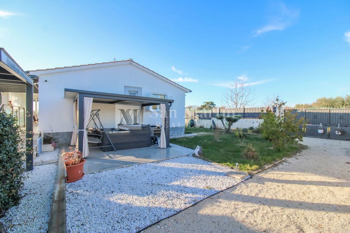 Poreč, dintorni – Casa isolata con un terreno di 3000 m²