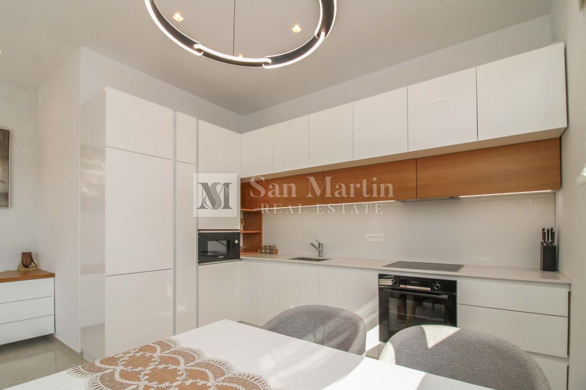 POREČ - NUOVO APPARTAMENTO MODERNO - POSIZIONE AMBITA