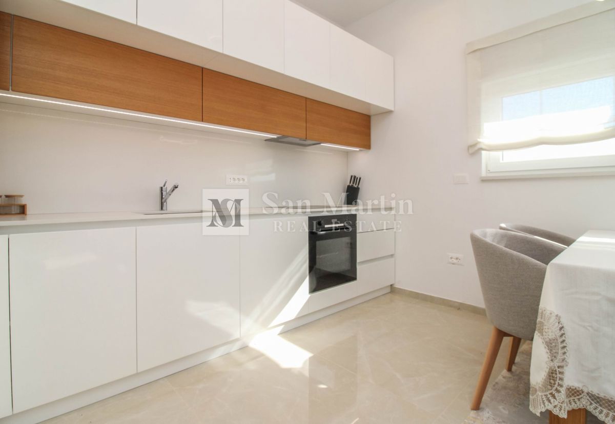 POREČ - NUOVO APPARTAMENTO MODERNO - POSIZIONE AMBITA