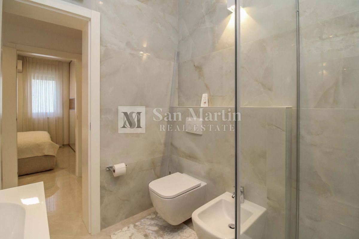 POREČ - NUOVO APPARTAMENTO MODERNO - POSIZIONE AMBITA