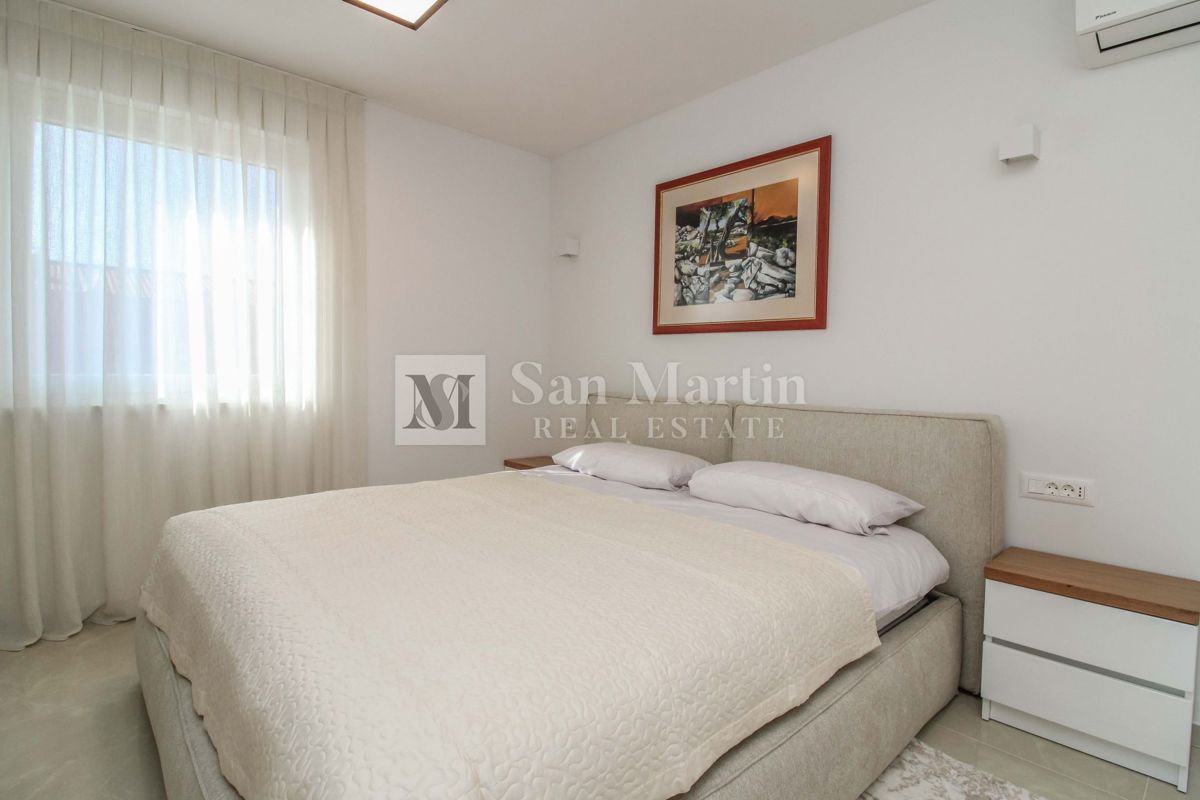 POREČ - NUOVO APPARTAMENTO MODERNO - POSIZIONE AMBITA