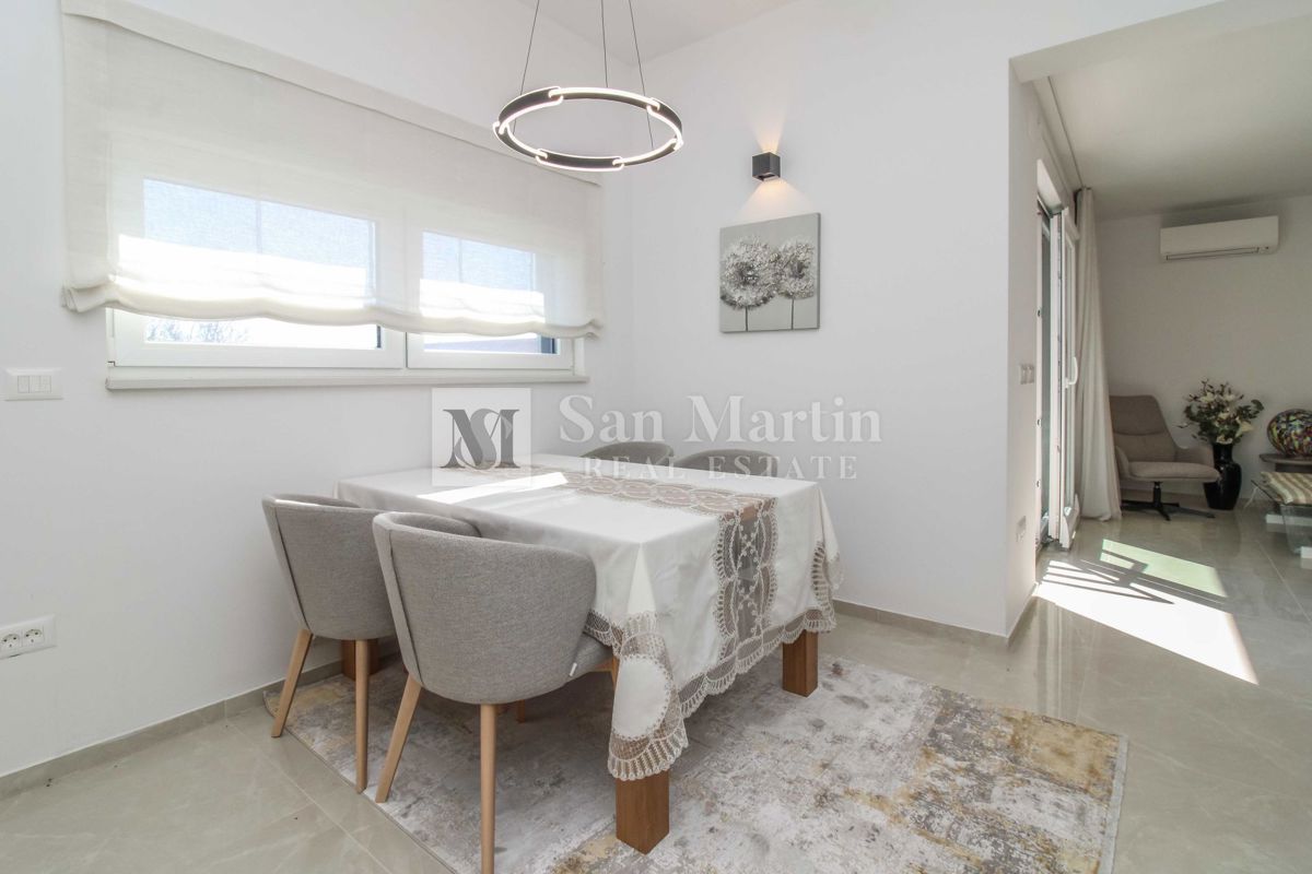 POREČ - NUOVO APPARTAMENTO MODERNO - POSIZIONE AMBITA