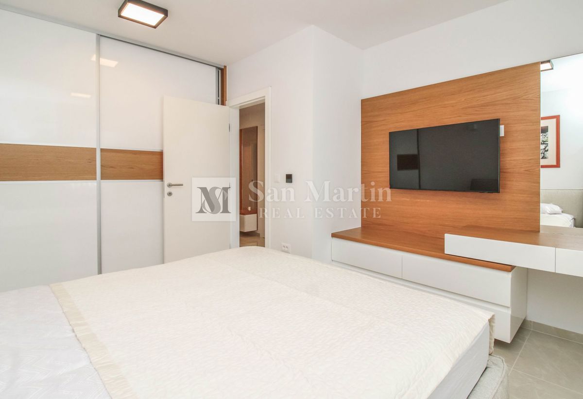 POREČ - NUOVO APPARTAMENTO MODERNO - POSIZIONE AMBITA