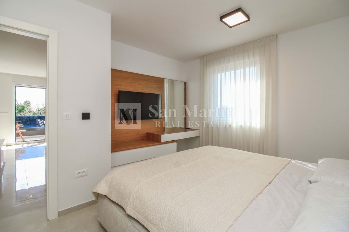 POREČ - NUOVO APPARTAMENTO MODERNO - POSIZIONE AMBITA