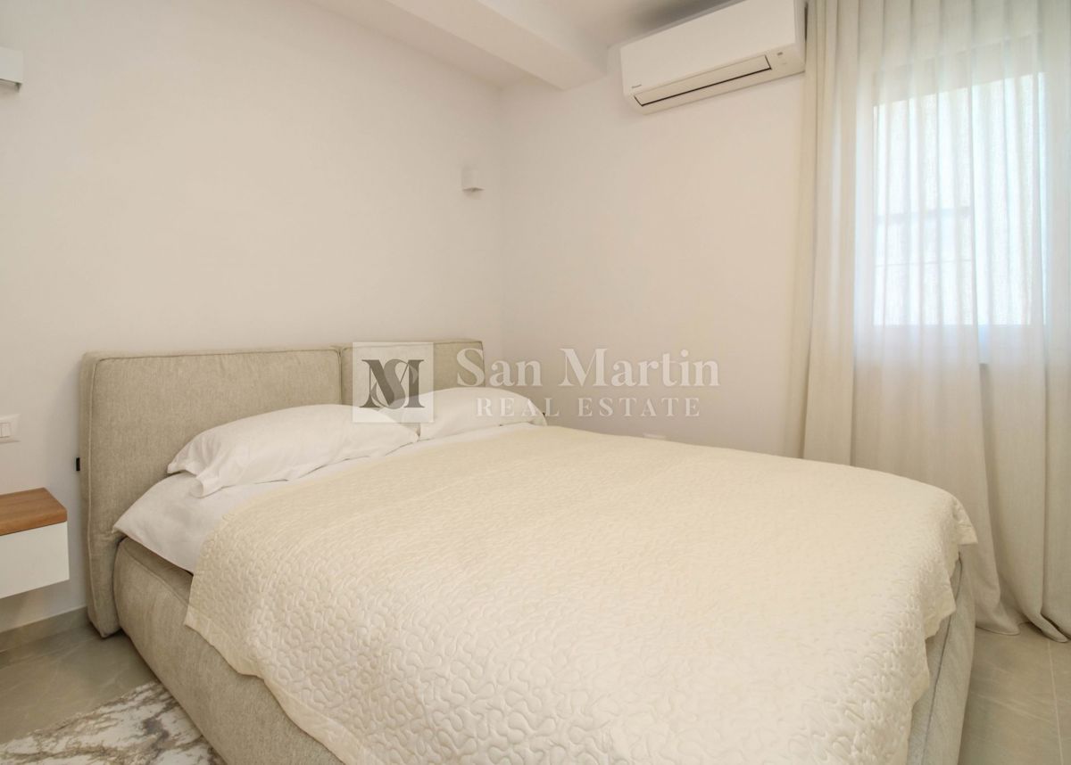 POREČ - NUOVO APPARTAMENTO MODERNO - POSIZIONE AMBITA