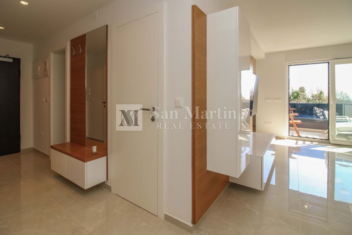 POREČ - NUOVO APPARTAMENTO MODERNO - POSIZIONE AMBITA