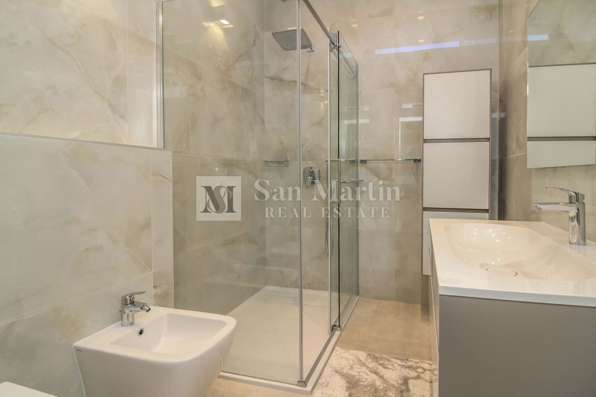 POREČ - NUOVO APPARTAMENTO MODERNO - POSIZIONE AMBITA