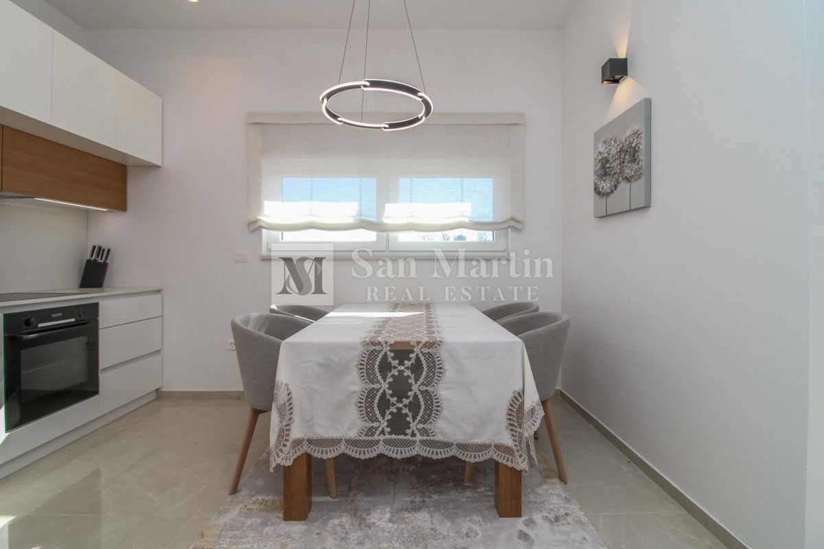 POREČ - NUOVO APPARTAMENTO MODERNO - POSIZIONE AMBITA