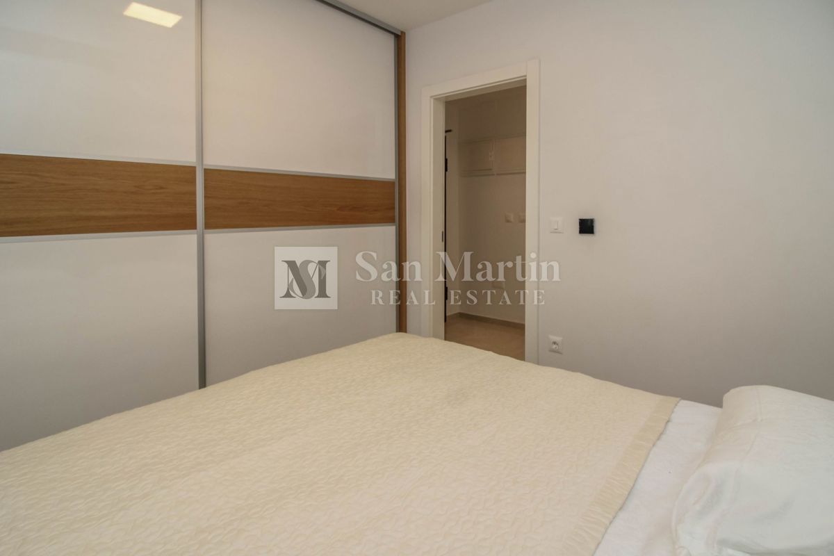 POREČ - NUOVO APPARTAMENTO MODERNO - POSIZIONE AMBITA