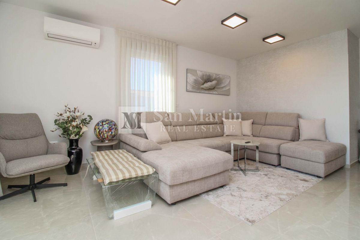 POREČ - NUOVO APPARTAMENTO MODERNO - POSIZIONE AMBITA