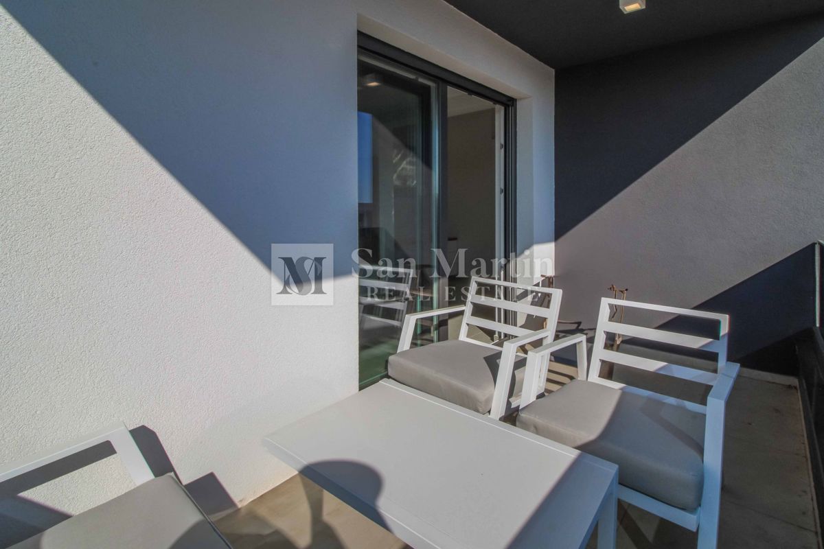 POREČ - NUOVO APPARTAMENTO MODERNO - POSIZIONE AMBITA