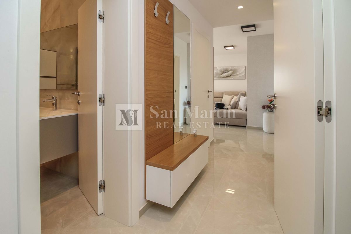 POREČ - NUOVO APPARTAMENTO MODERNO - POSIZIONE AMBITA