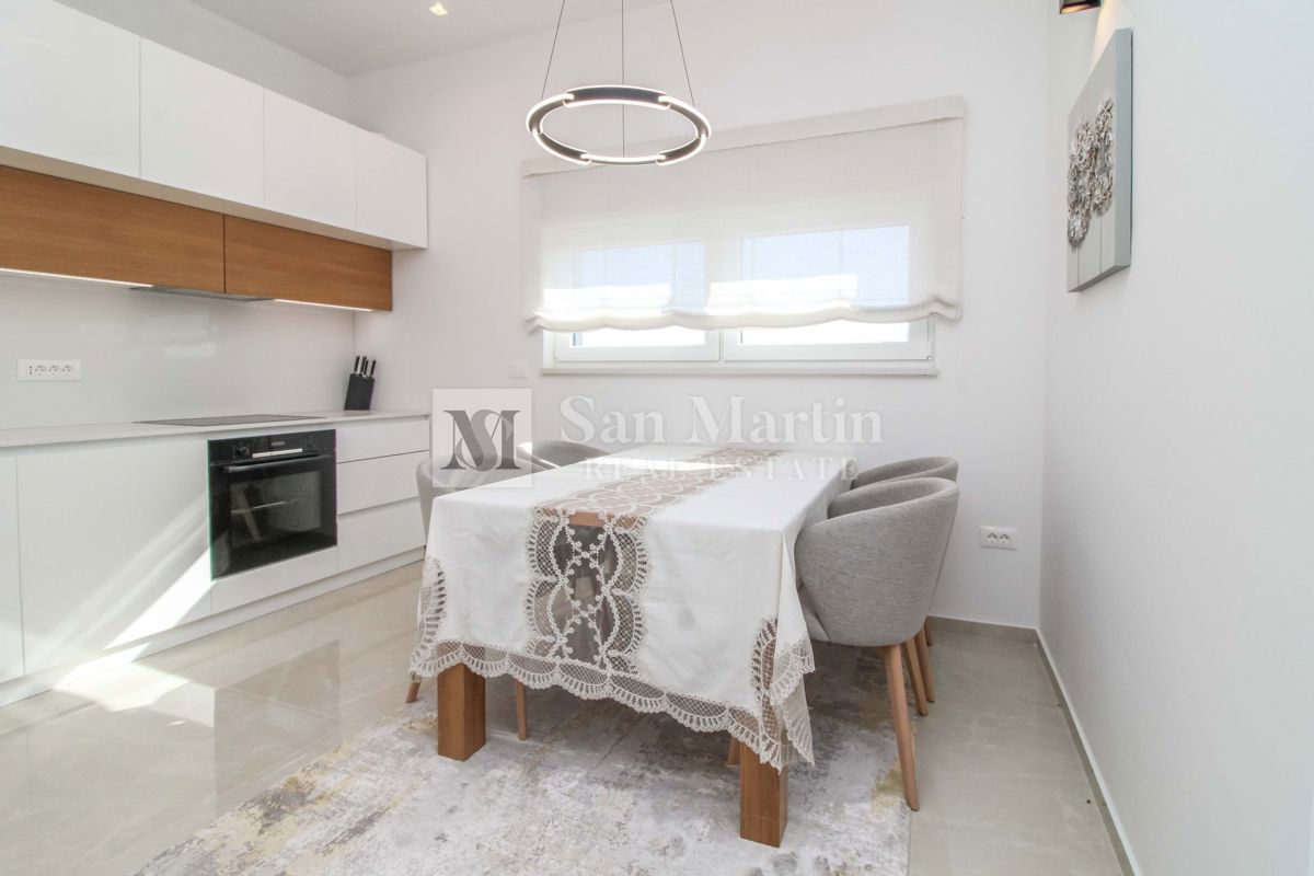 POREČ - NUOVO APPARTAMENTO MODERNO - POSIZIONE AMBITA