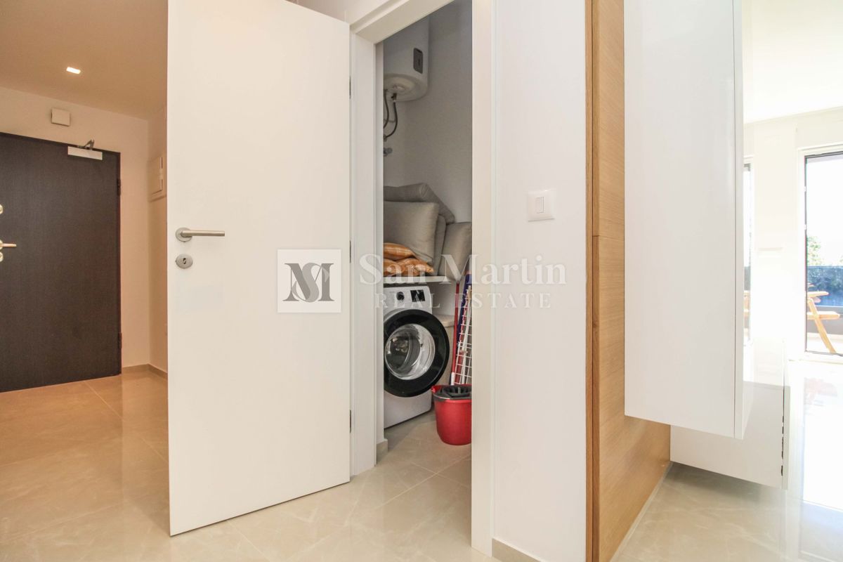 POREČ - NUOVO APPARTAMENTO MODERNO - POSIZIONE AMBITA