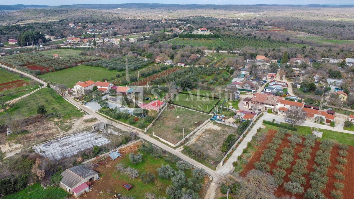 Rovigno, terreno in un insediamento tranquillo vicino alle spiagge