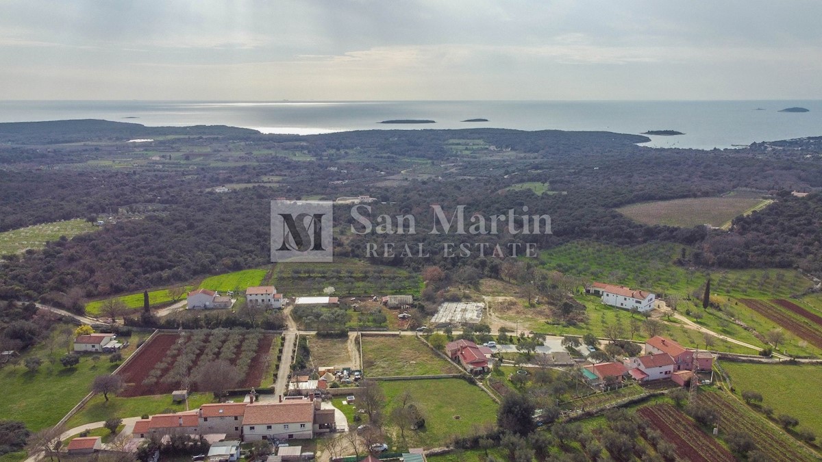 Rovigno, terreno in un insediamento tranquillo vicino alle spiagge