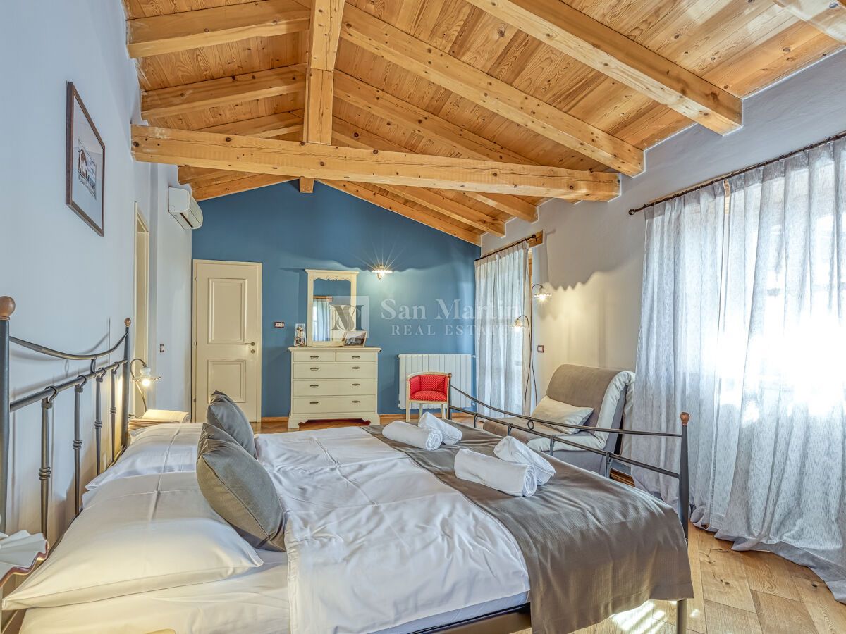 Poreč, Casa in pietra con un enorme cortile alla fine del villaggio