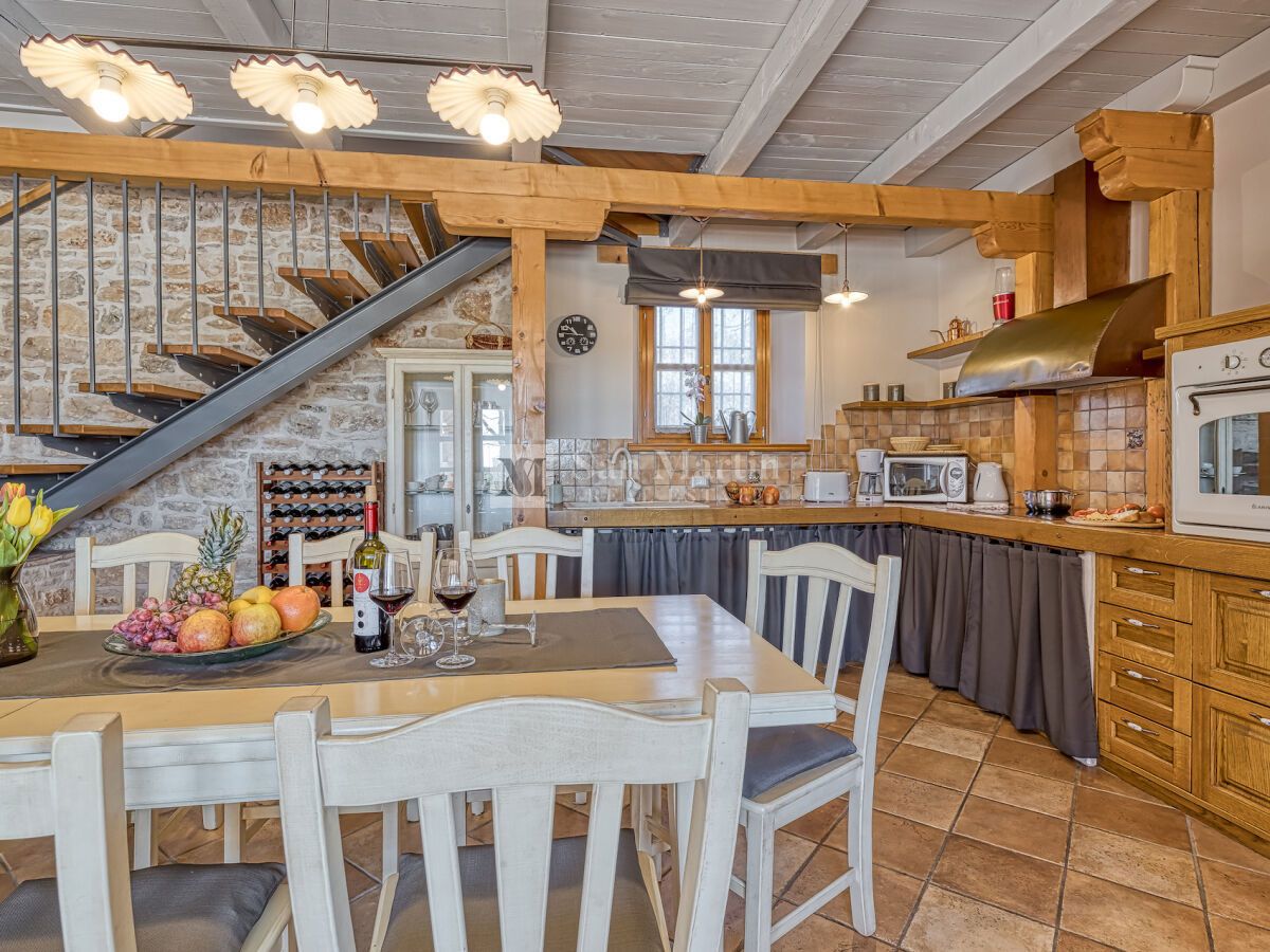 Poreč, Casa in pietra con un enorme cortile alla fine del villaggio