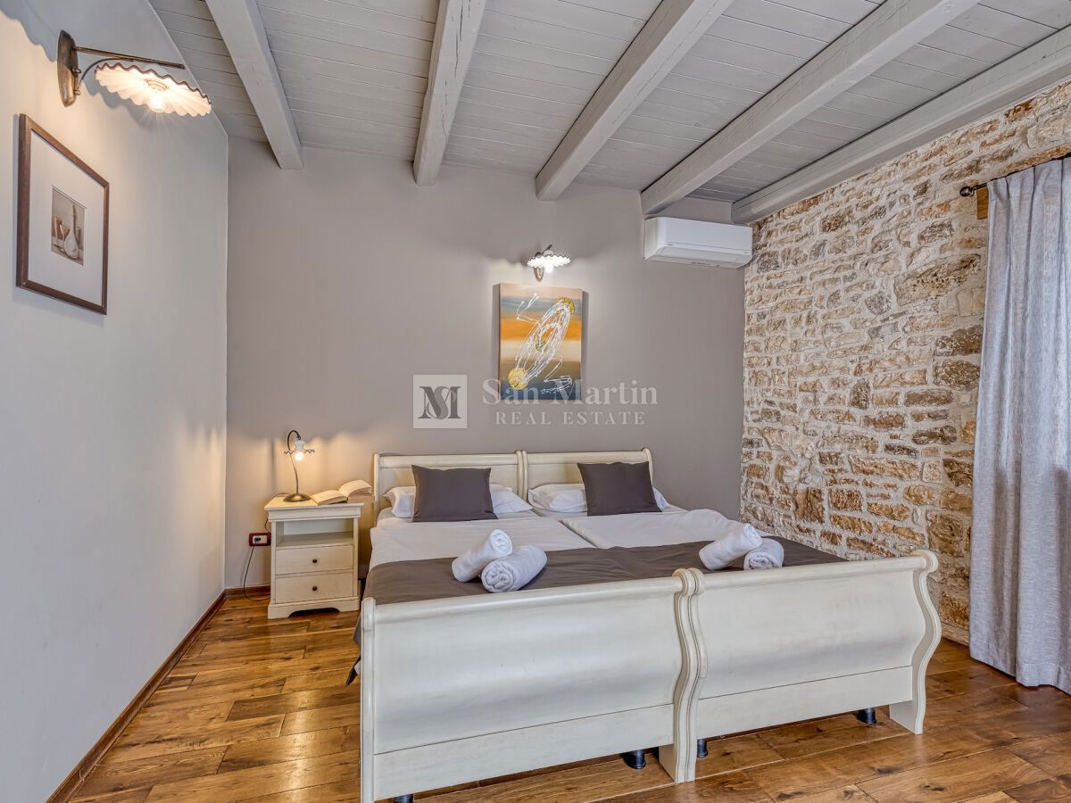 Poreč, Casa in pietra con un enorme cortile alla fine del villaggio