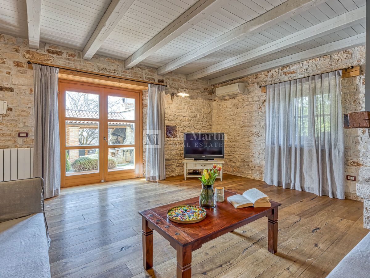 Poreč, Casa in pietra con un enorme cortile alla fine del villaggio