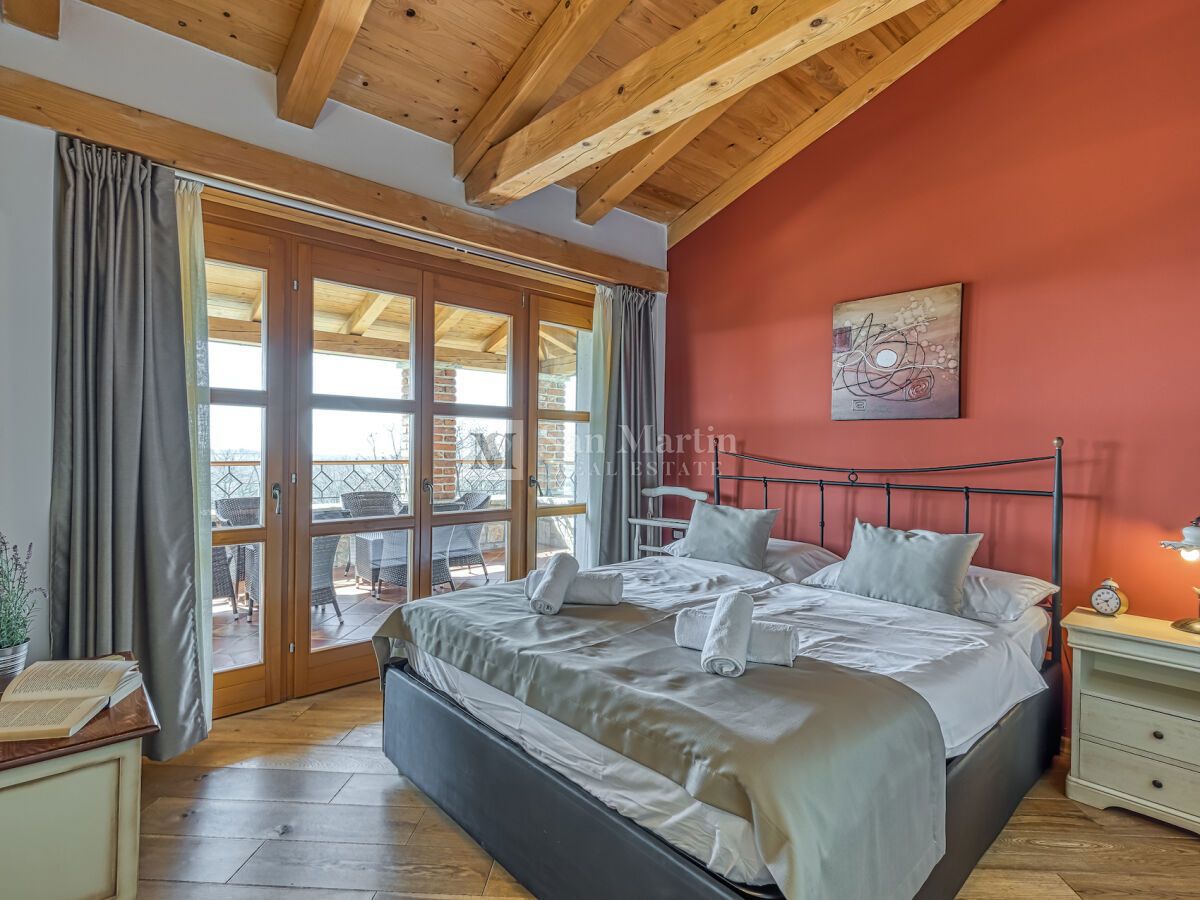 Poreč, Casa in pietra con un enorme cortile alla fine del villaggio