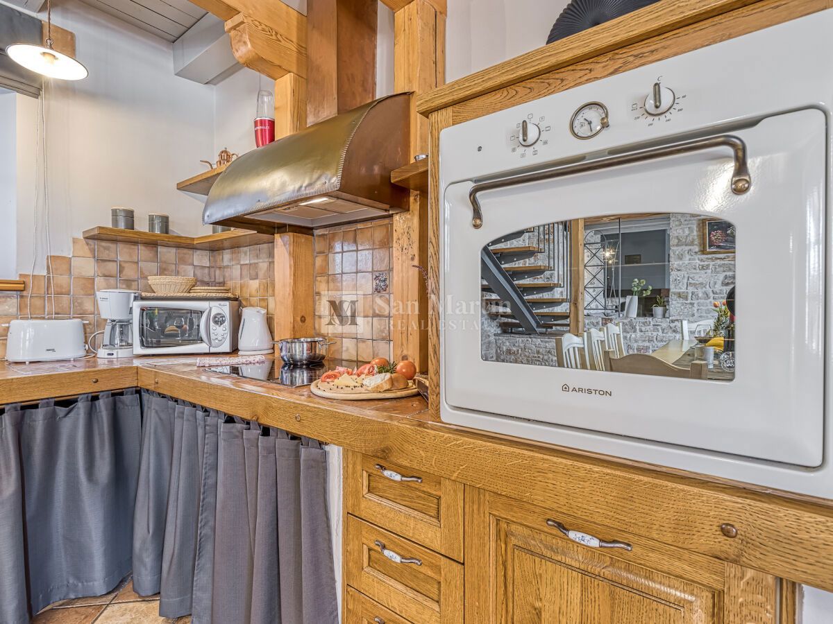 Poreč, Casa in pietra con un enorme cortile alla fine del villaggio