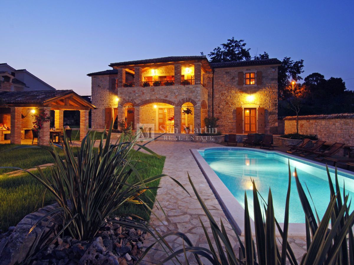 Poreč, Casa in pietra con un enorme cortile alla fine del villaggio