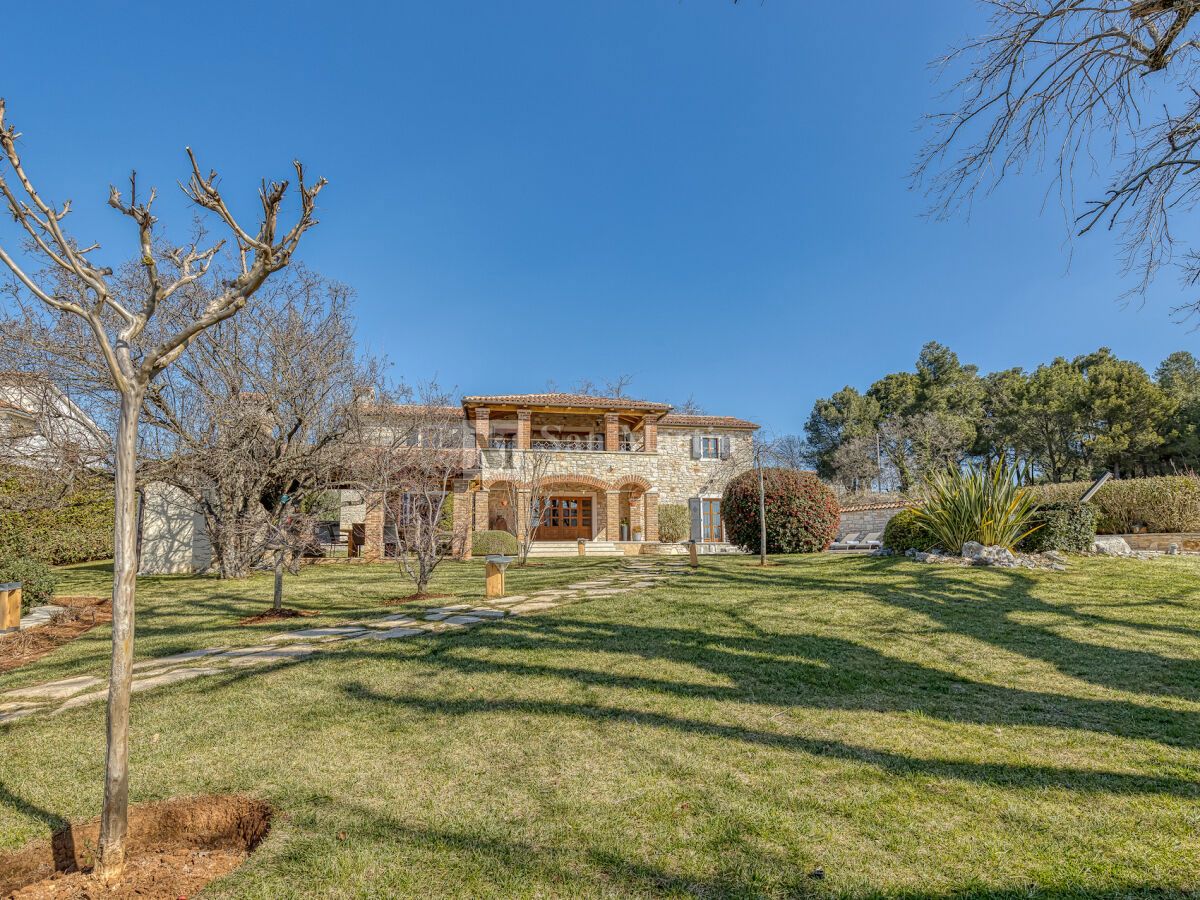 Poreč, Casa in pietra con un enorme cortile alla fine del villaggio