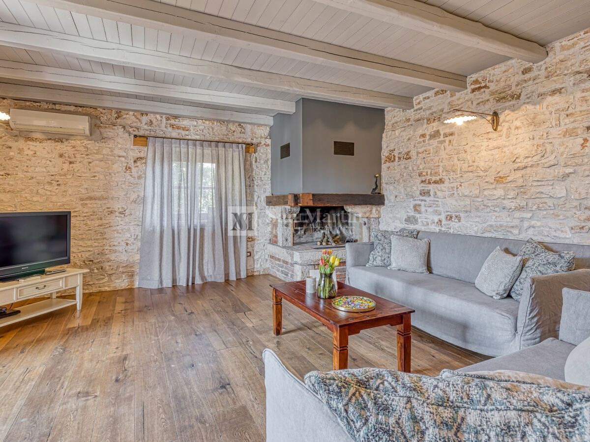 Poreč, Casa in pietra con un enorme cortile alla fine del villaggio