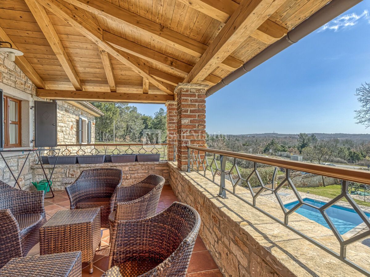 Poreč, Casa in pietra con un enorme cortile alla fine del villaggio