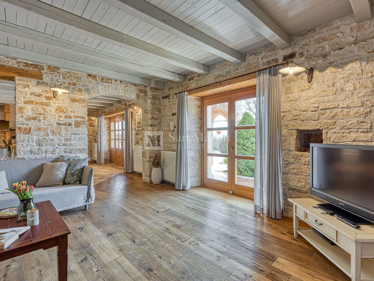 Poreč, Casa in pietra con un enorme cortile alla fine del villaggio