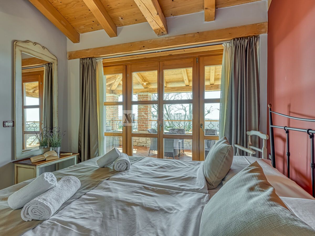 Poreč, Casa in pietra con un enorme cortile alla fine del villaggio