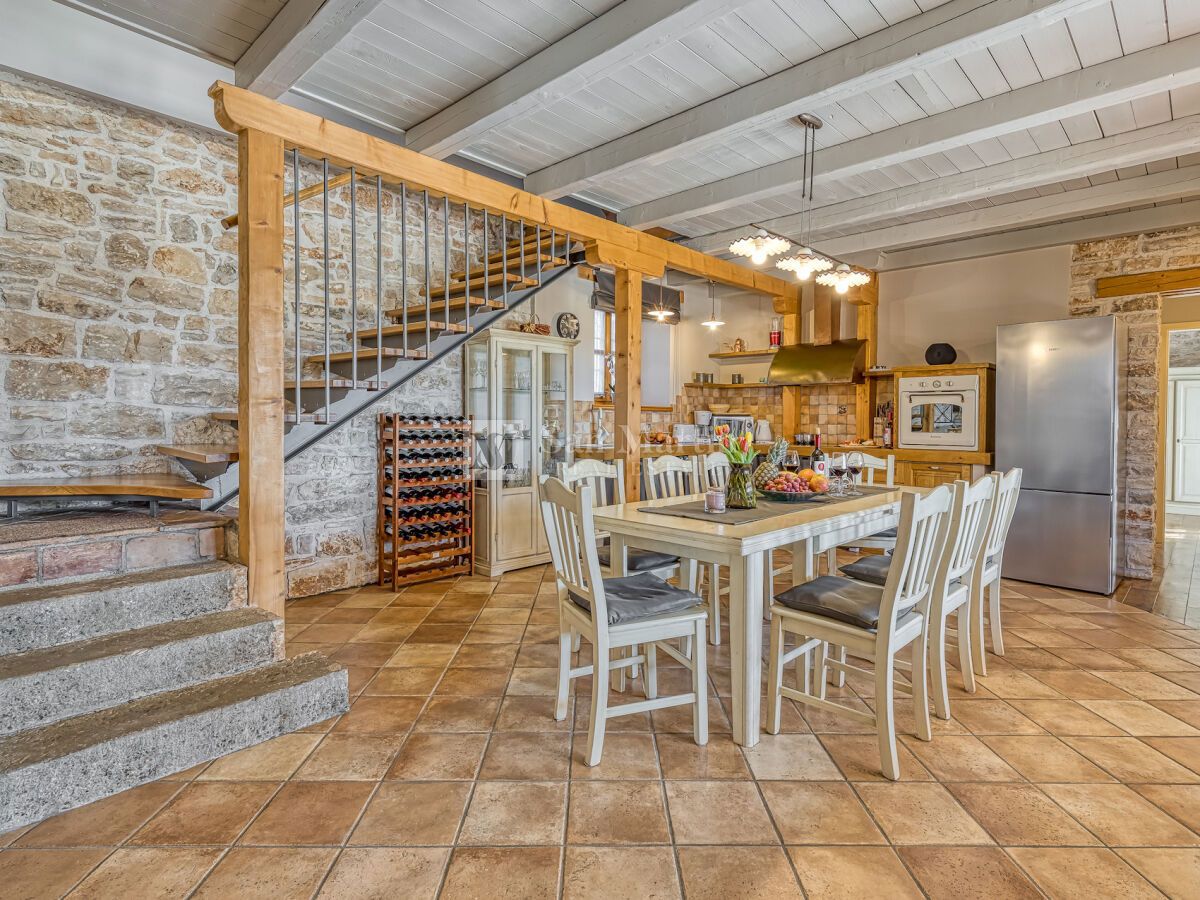 Poreč, Casa in pietra con un enorme cortile alla fine del villaggio