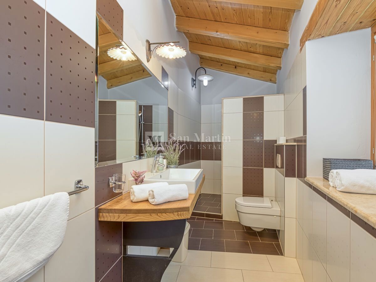 Poreč, Casa in pietra con un enorme cortile alla fine del villaggio