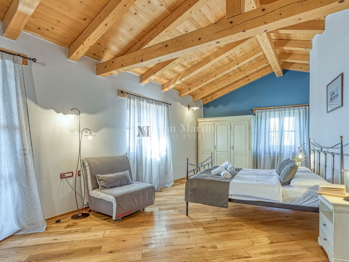 Poreč, Casa in pietra con un enorme cortile alla fine del villaggio