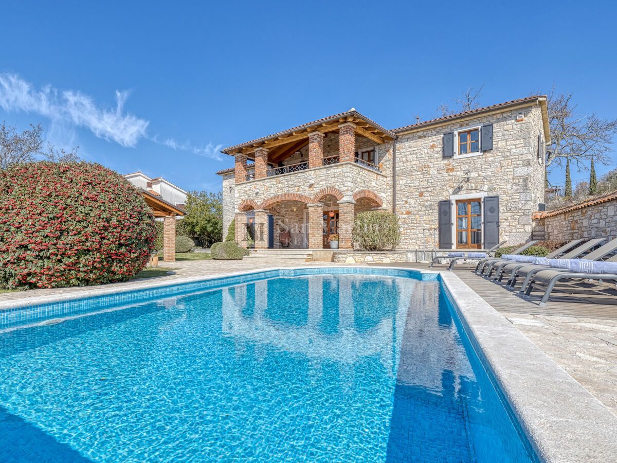 Poreč, Casa in pietra con un enorme cortile alla fine del villaggio