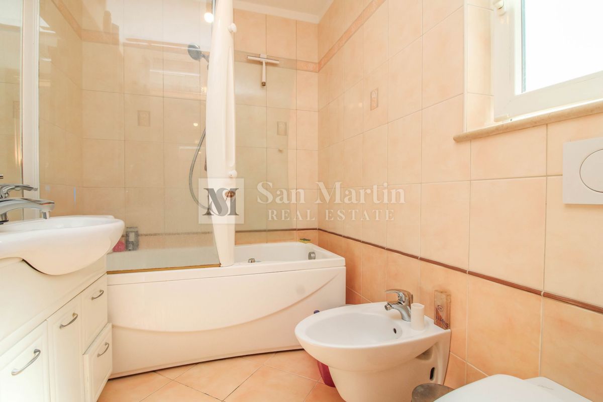 PARENZO, Appartamento con 2 Camere da Letto Vicino al Mare