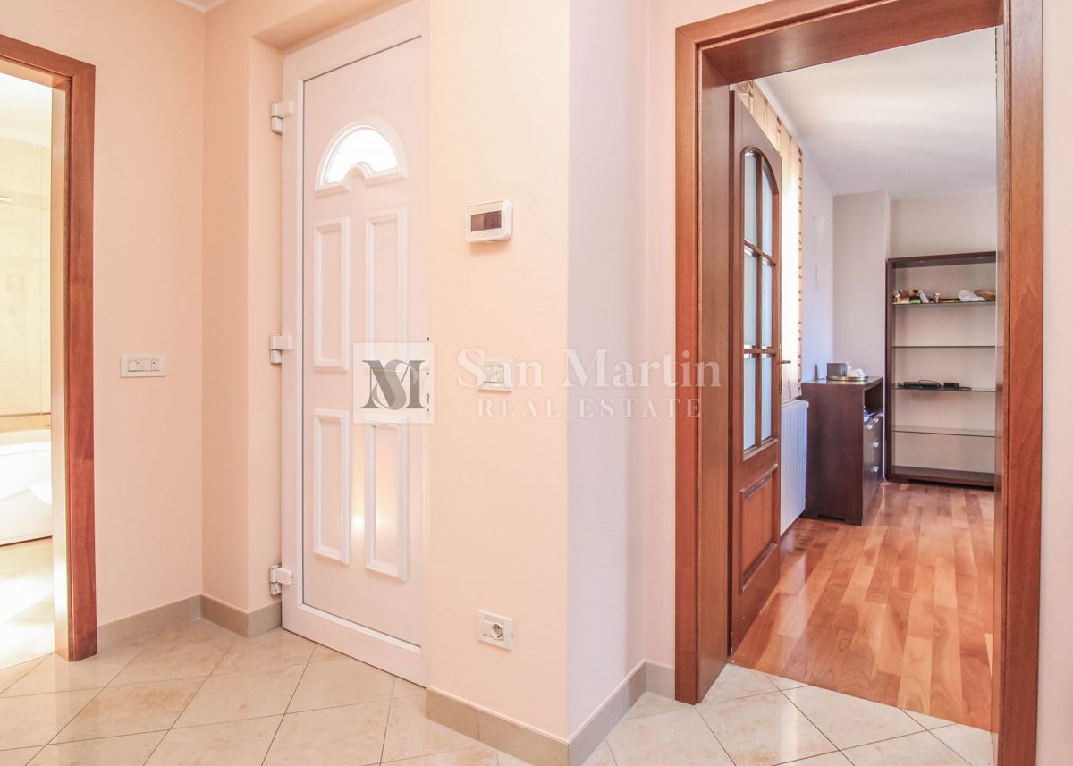 PARENZO, Appartamento con 2 Camere da Letto Vicino al Mare