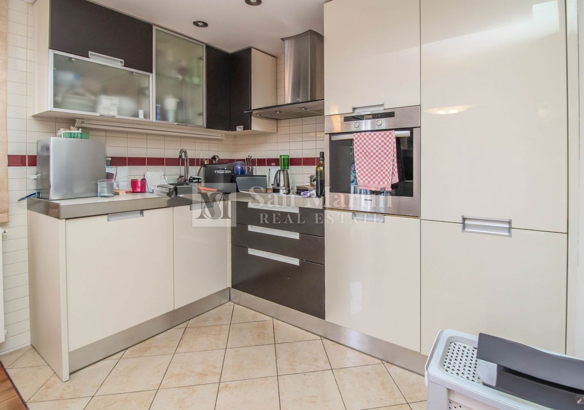 PARENZO, Appartamento con 2 Camere da Letto Vicino al Mare