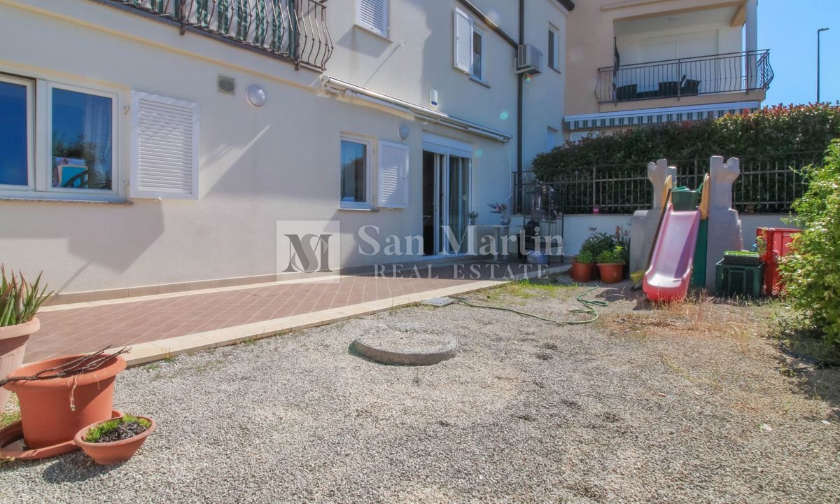 PARENZO, Appartamento con 2 Camere da Letto Vicino al Mare